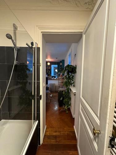 un couloir avec une porte menant à une chambre dans l'établissement Grand loft Montmartre, à Paris