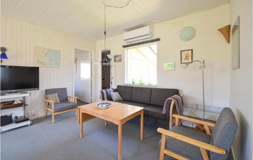 una sala de estar con un sofá y una mesa en Holiday Home Bjørnsknudevej Juelsminde, en Juelsminde