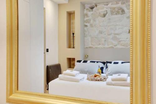 un reflet miroir d'une chambre avec un lit blanc dans l'établissement J Wonderful flat in Le Marais, à Paris