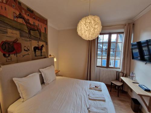 Postel nebo postele na pokoji v ubytování HOTEL DE L'ABBAYE DE LONGPONT
