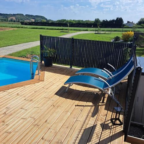une terrasse avec une chaise près de la piscine dans l'établissement Maison charmante à Saint-Pierre-de-Clairac avec piscine privée, à Saint-Pierre-de-Clairac