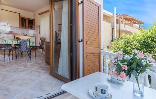 Rõdu või terrass majutusasutuses Beautiful Apartment In Zambratija