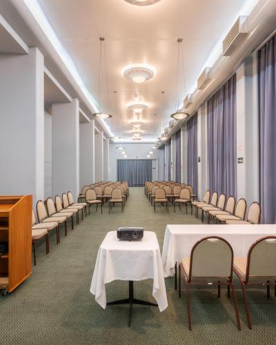 a room with rows of tables and chairs at DELPLAZA Excelsior São Paulo - By Monreale in Sao Paulo