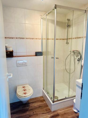 Ένα μπάνιο στο Ferienwohnung Suzanne mit Außenbereich