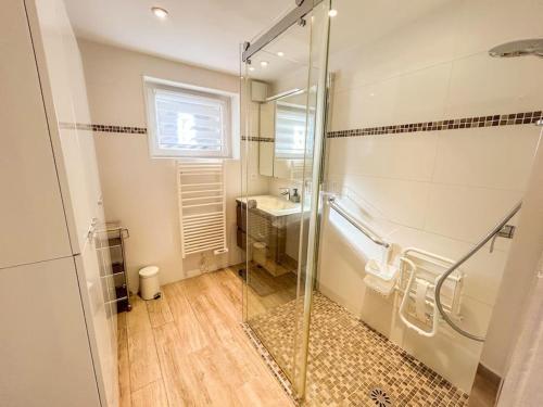 une salle de bain avec une douche en verre et un lavabo dans l'établissement Jardin - Parking - 10 min Centre Ville, à Sanary-sur-Mer