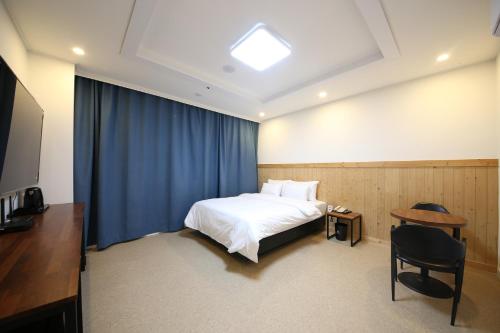 Una cama o camas en una habitación de Hotel Highfere, Shin