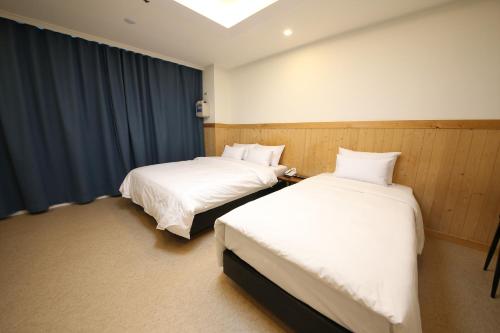 Una cama o camas en una habitación de Hotel Highfere, Shin