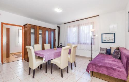 jadalnia ze stołem, krzesłami i kanapą w obiekcie Holiday Home Pag 5 w mieście Pag