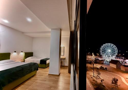 um quarto com uma cama e uma roda gigante em Hotel Republika Berat em Berati