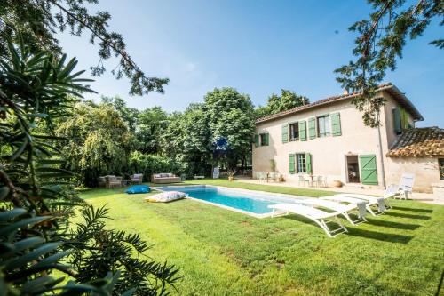 une vue extérieure d'une maison avec piscine dans l'établissement L'Hacienda Occitane, à Nègrepelisse