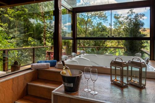 bañera en una habitación con bañera en Casa Raul Macacos, en Nova Lima