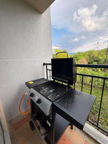 a grill sitting on a table on a balcony at Apartamento Apulo Cundinamarca in Apulo