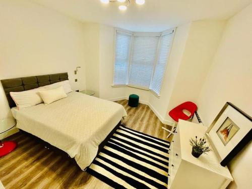 a bedroom with a bed and a black and white rug at Family flat in Camden, top location, next to attractions in London