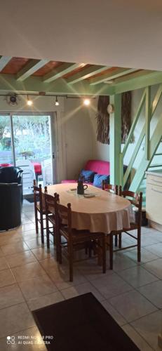 - une salle à manger avec une table, des chaises et un lit dans l'établissement la pépite du cap d'agde, au Cap d'Agde