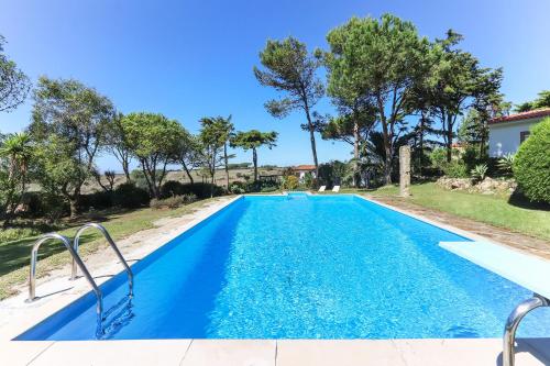 - une piscine dans une villa avec des arbres dans l'établissement Vita Portucale ! Sintra Retreat Villa with Pool, à Sintra