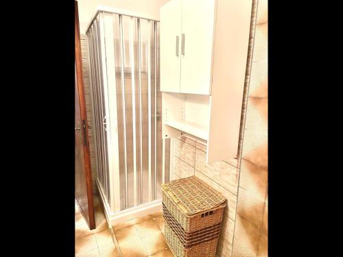 a small kitchen with a wicker stool and a window at La casa di Elvis 3 in Ladispoli