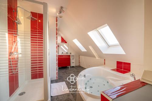 a bathroom with a shower and a bath tub at Cœur de Sarthe - Maison 20pers - Balnéo - BBQ in Parigné-lʼÉvêque