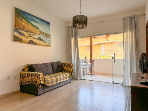 uma sala de estar com um sofá e uma mesa em Casa no Centro de Pipa - Casa Laranja em Pipa