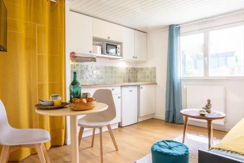 une cuisine et une salle à manger avec une table et des chaises dans l'établissement Escale nature - à 500m du lac de Pont de Salars, à Pont-de-Salars