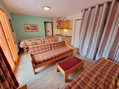 un salon avec un canapé et une cuisine dans l'établissement Appartement 42m², 2 pièces + cabine, 6-8 pers, cœur de station, proche pistes et commerces - FR-1-265-195, à Valfréjus