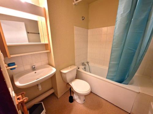 une petite salle de bain avec toilettes et lavabo dans l'établissement Appartement 42m², 2 pièces + cabine, 6-8 pers, cœur de station, proche pistes et commerces - FR-1-265-195, à Valfréjus