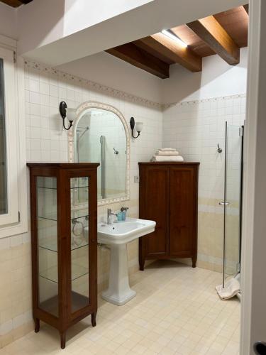 a bathroom with a sink and a mirror at Locazione turistica Casa Delle Ceramiche in Brendola