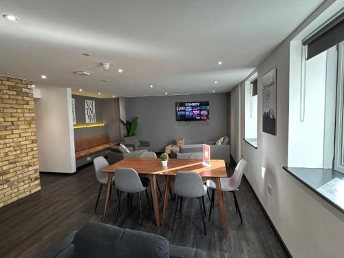 a dining room with a table and chairs at For Student Only Trinity Square in Nottingham in Nottingham