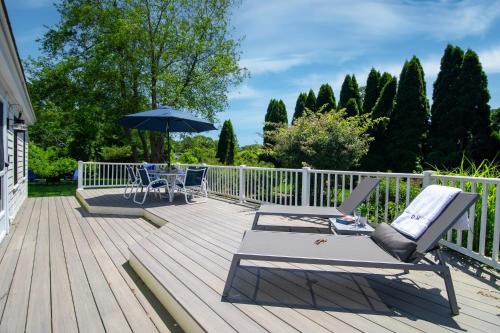 Κήπος έξω από το Large Deck Fire Pit Dog Friendly Near Beach - Sleeps 10