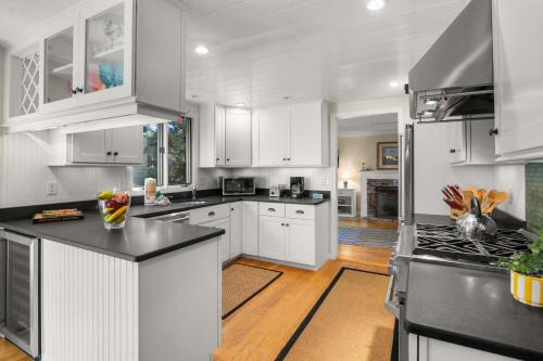 Η κουζίνα ή μικρή κουζίνα στο Walk to Beach Private Patio and Backyard