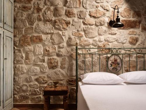 Ένα ή περισσότερα κρεβάτια σε δωμάτιο στο Strofilia Stone Residences