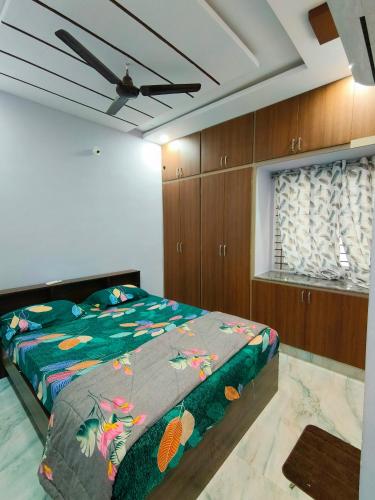 a bedroom with a bed and a ceiling fan at Luxury Fully Furnished 2 BHK Flats Near Srinivasa Ticket Counter in Tirupati