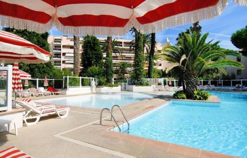 GOLFE JUAN Joli F2 clim piscine à 5 minutes de la mer