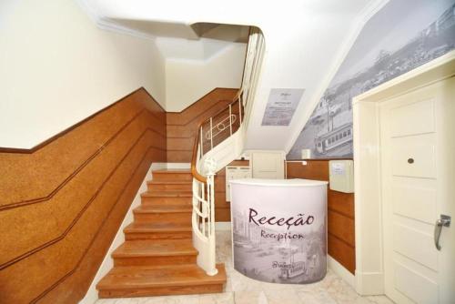 una scala in una casa con pavimenti in legno e scala di Brothers Place a Lisbona