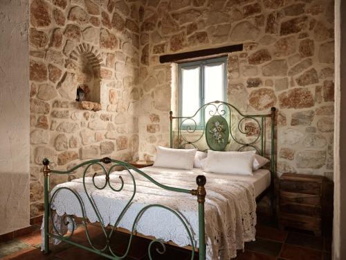 Ένα ή περισσότερα κρεβάτια σε δωμάτιο στο Strofilia Stone Residences