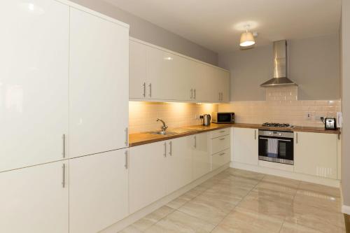 A kitchen or kitchenette at Bt1 Apartments - Ivy House 