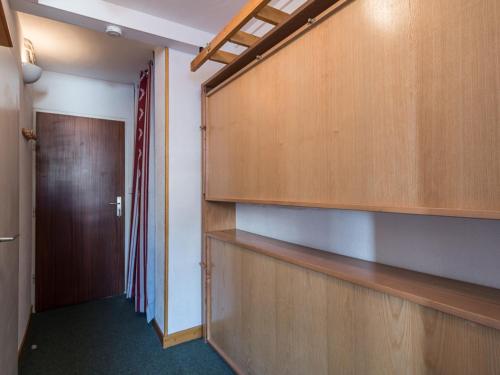 korytarz z drewnianymi szafkami i drzwiami w pokoju w obiekcie Studio en station · Proche des pistes et animations · Balcon · Val Claret, Tignes - FR-1-502-446 w mieście Tignes