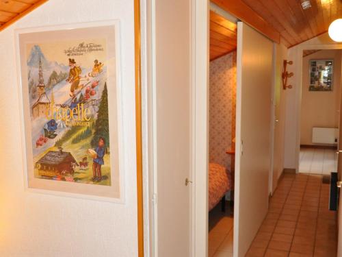 plakat do filmu na ścianie w korytarzu w obiekcie Appartement cosy au cœur du village, avec balcon, acceptant animaux - Idéal familles! - FR-1-692-7 w mieście La Chapelle-dʼAbondance