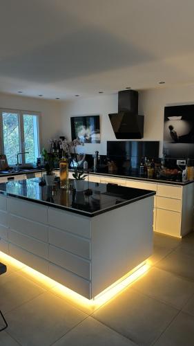 une cuisine avec un grand îlot au milieu dans l'établissement Villa Alba, Gigaro, à La Croix-Valmer