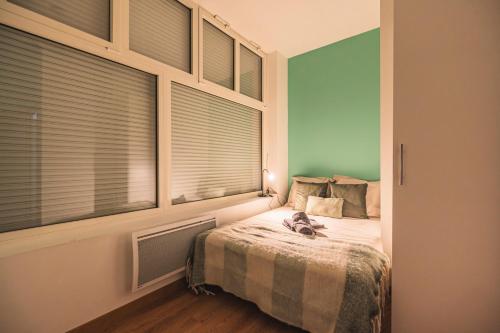 Ένα ή περισσότερα κρεβάτια σε δωμάτιο στο Loft urbain avec jardin privé en hyper centre