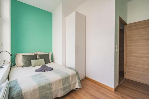 Ένα ή περισσότερα κρεβάτια σε δωμάτιο στο Loft urbain avec jardin privé en hyper centre