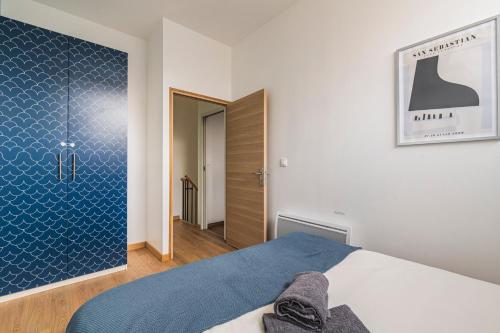Ένα ή περισσότερα κρεβάτια σε δωμάτιο στο Loft urbain avec jardin privé en hyper centre