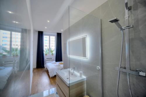 une salle de bain avec une douche, un lavabo et un miroir dans l'établissement Spacieux et confortable 3 pieces A2B248, à Cannes