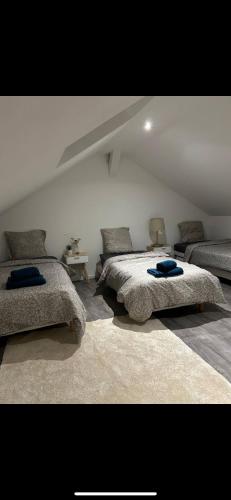 une chambre avec deux lits et un canapé dans l'établissement L'Immeuble de l'Avenue, à Chalon-sur-Saône