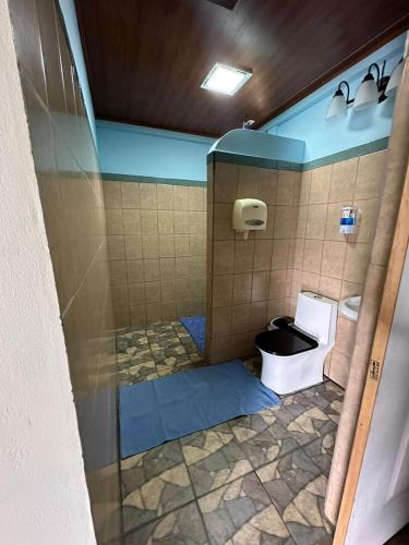 a bathroom with a toilet in a bathroom stall at Hotel Sueños de María in Uvita