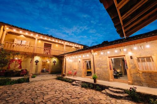 a courtyard of a house with lights on it at Chìu Pa Homestay in Loung Co