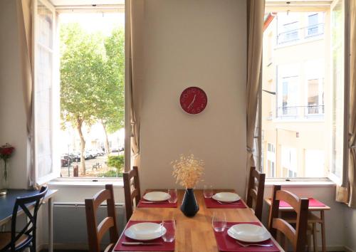 une salle à manger avec une table et une fenêtre dans l'établissement Le Tassigny - Centre ville - proche cité médiévale- Wifi - idéal famille, couple et pro, à Carcassonne