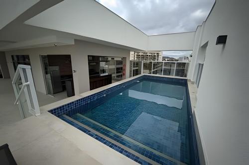 une piscine au milieu d'une maison dans l'établissement Nosso Apê 915: Piscina | Wifi | Academia - NA1113, à Juiz de Fora