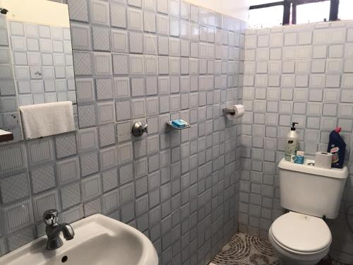 KisiiにあるHaven Homeのトイレと洗面台付きのバスルーム