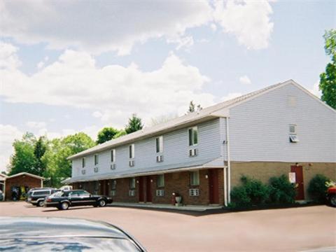 a building with a car parked in front of it at Knights Inn Center Valley in Center Valley