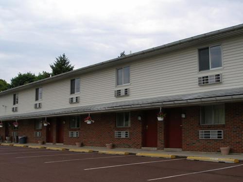 a building with a parking lot in front of it at Knights Inn Center Valley in Center Valley